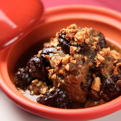Minced meat tagine with eggs